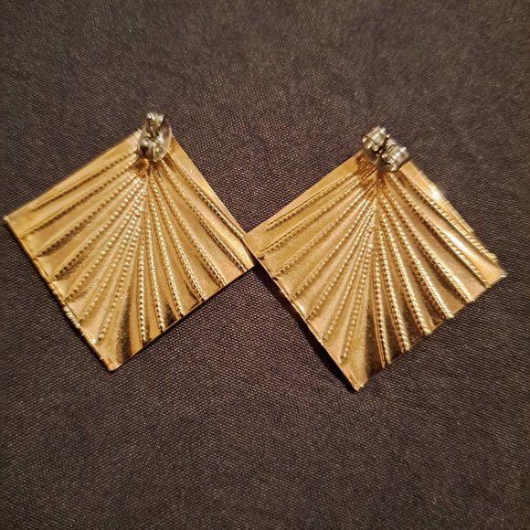 Vintage Fashion Gold Tone Earrings - Picture 2 of 2